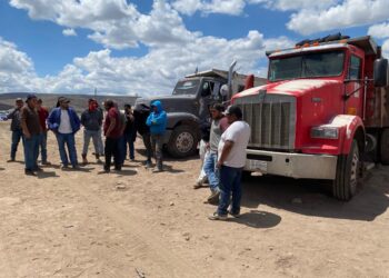 TRABAJADORES SE MANIFIESTAN EN LA PITAYA POR ADEUDOS Y DESTITUCIÓN DE SU REPRESENTANTE SINDICAL