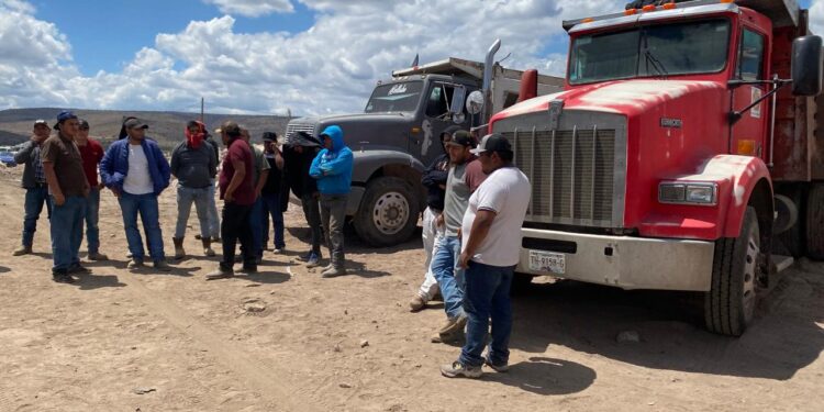 TRABAJADORES SE MANIFIESTAN EN LA PITAYA POR ADEUDOS Y DESTITUCIÓN DE SU REPRESENTANTE SINDICAL