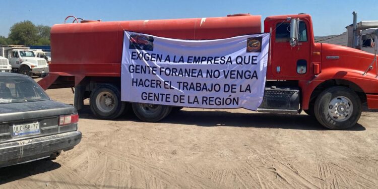 TRANSPORTISTAS Y EJIDATARIOS DE VILLA DE REYES EXIGEN TRABAJO EN OBRA DE AUTOPISTA Y ADVIERTEN MÁS PROTESTAS