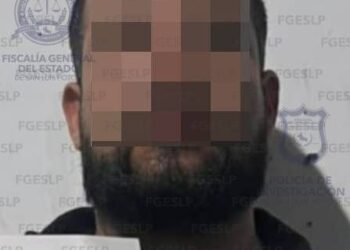 HOMBRE RELACIONADO CON UNA TENTATIVA DE HOMICIDIO RECIBE NOTIFICACIÓN DE MANDATO POR LA FGESLP