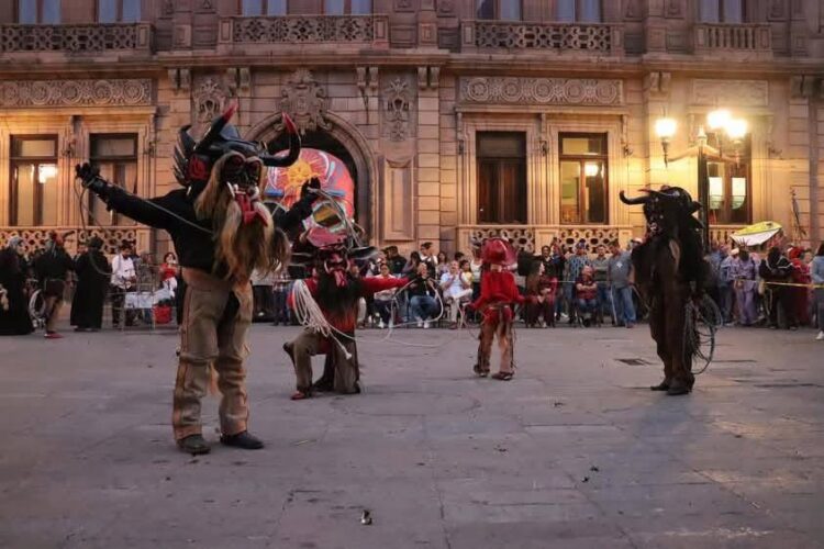 LOS DIABLOS DE LA HUASTECA POTOSINA LLEGAN AL CENTRO HISTÓRICO
