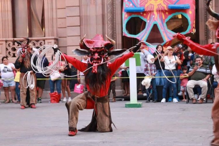 LOS DIABLOS DE LA HUASTECA POTOSINA LLEGAN AL CENTRO HISTÓRICO