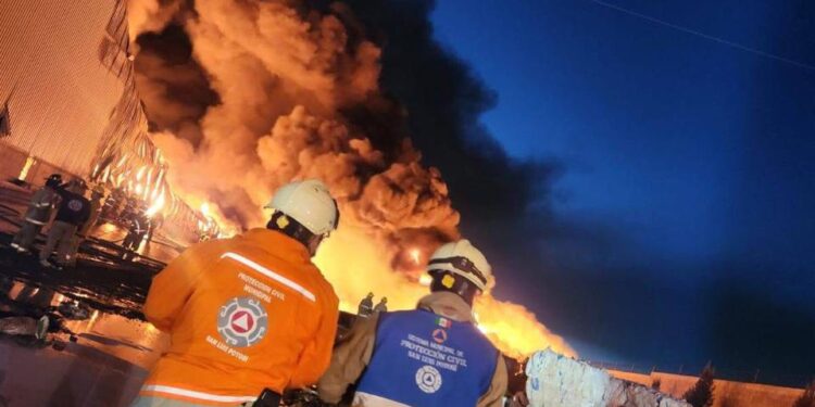 Calidad del aire se mantiene estable tras incendio en Zona Industrial