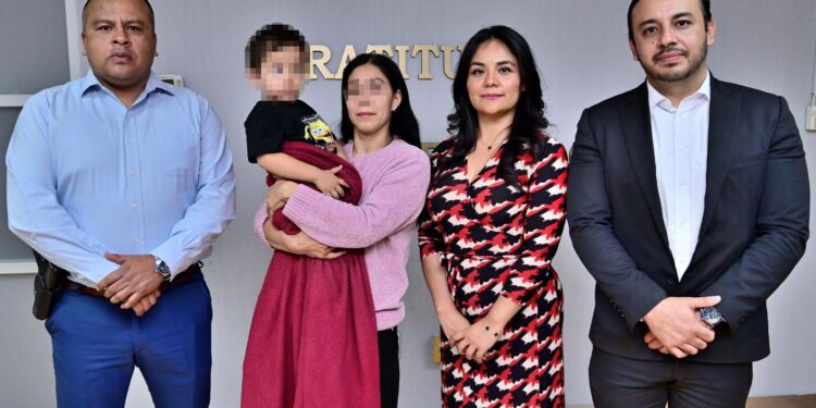 FISCALÍA LOCALIZA A INFANTE QUE CONTABA CON ALERTA AMBER Y DETIENE A UNA PERSONA