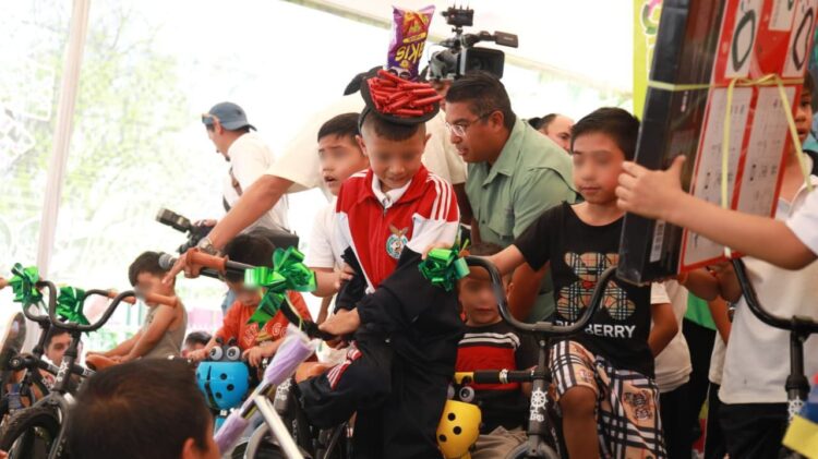 RICARDO GALLARDO FESTEJA A NIÑEZ DE VILLA DE POZOS CON JUGUETES Y NUEVA ÁREA RECREATIVA