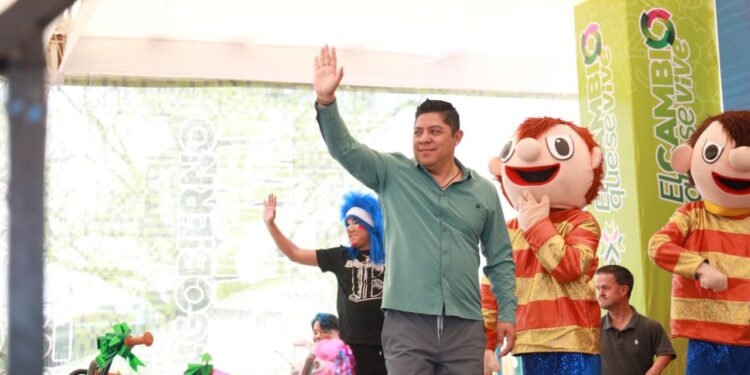 RICARDO GALLARDO FESTEJA A NIÑEZ DE VILLA DE POZOS CON JUGUETES Y NUEVA ÁREA RECREATIVA