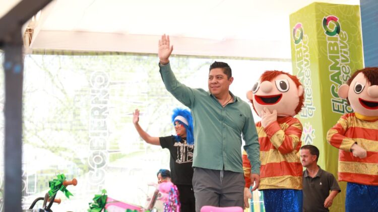 RICARDO GALLARDO FESTEJA A NIÑEZ DE VILLA DE POZOS CON JUGUETES Y NUEVA ÁREA RECREATIVA