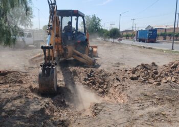 Interapas trabaja en bulevar San Luis para facilitar el desazolve de la red