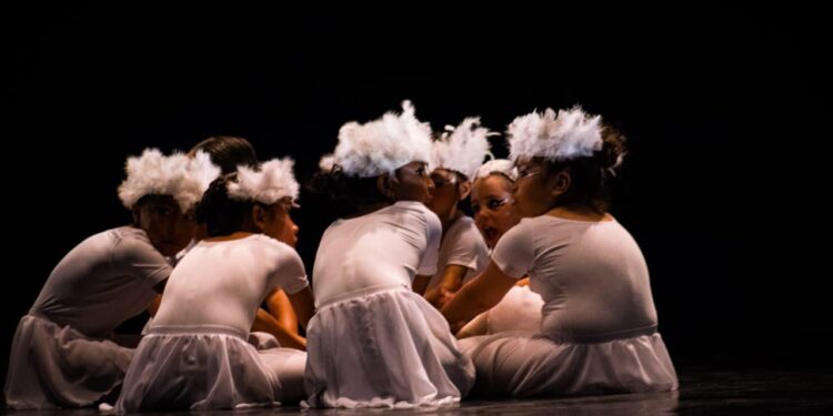 DÍA INTERNACIONAL DE LA DANZA HACE VIBRAR EL TEATRO DE LA PAZ