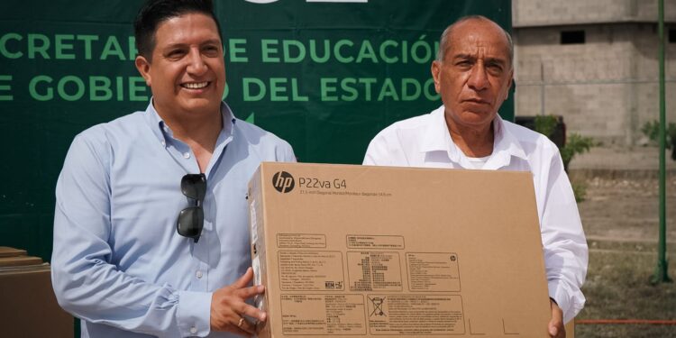 ESTADO LLEVA EQUIPOS DE CÓMPUTO A ESTUDIANTES DE VENADO