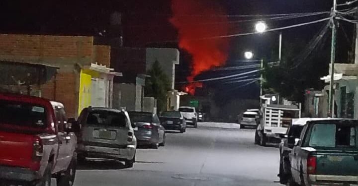 SUSPENDEN CLASES EN CBTA 258 POR HUMO DE INCENDIO EN BASURERO MUNICIPAL