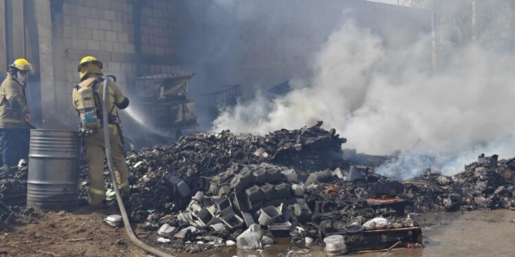 GOBIERNO ESTATAL CONTROLA INCENDIO EN ZONA INDUSTRIAL