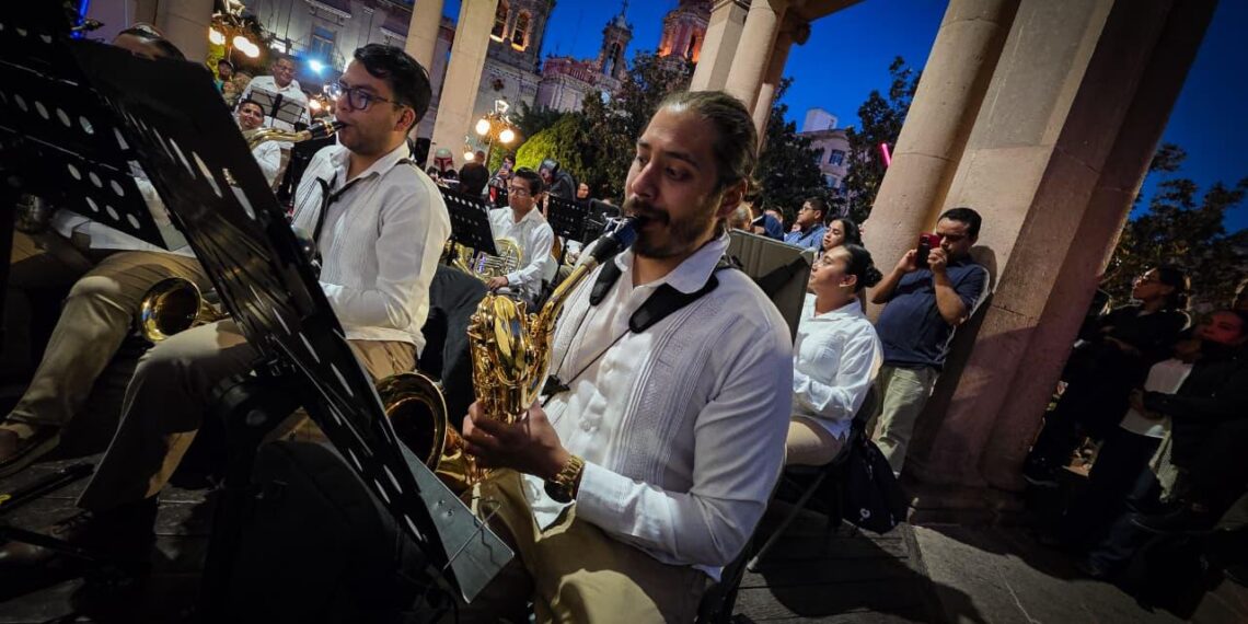 SERENATA ESPECIAL LLENA DE MÚSICA Y VIDA LA PLAZA DE ARMAS