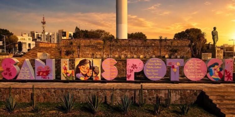 Ayuntamiento de San Luis Capital homenajea a las madres en letras monumentales