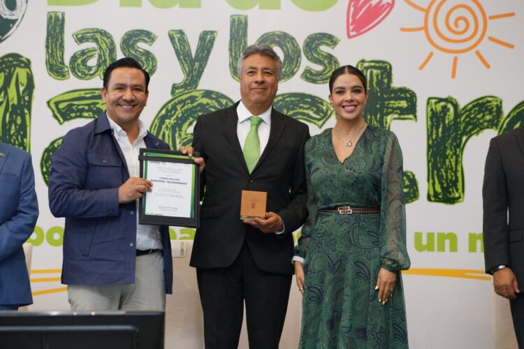 GOBIERNO ESTATAL RECONOCE TRAYECTORIA Y COMPROMISO DEL MAGISTERIO POTOSINO