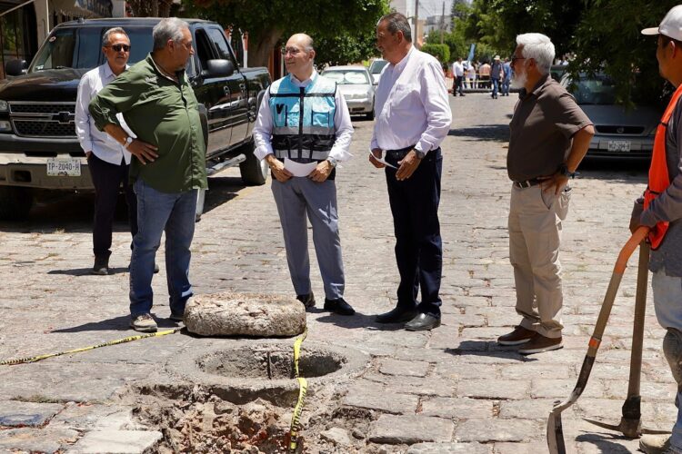El alcalde Enrique Galindo entregó rehabilitación del drenaje sanitario en la colonia burócrata