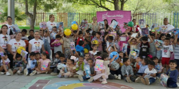 DIF Municipal lleva alegría a niñas y niños de comunidades de SLP con entrega de juguetes