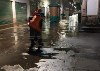 Gobierno de la Capital realiza labores nocturnas de limpieza en el Centro Histórico