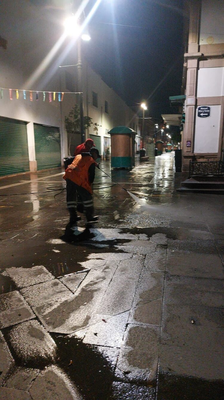 Gobierno de la Capital realiza labores nocturnas de limpieza en el Centro Histórico