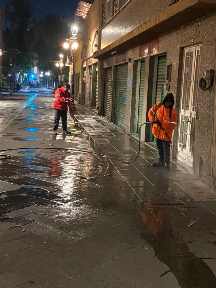 Gobierno de la Capital realiza labores nocturnas de limpieza en el Centro Histórico