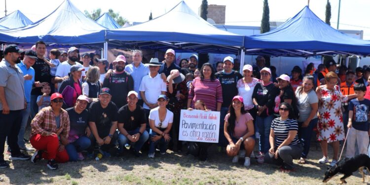 Domingo de Pilas llegó a la colonia La Gloria con limpieza, alumbrado y servicios de salud