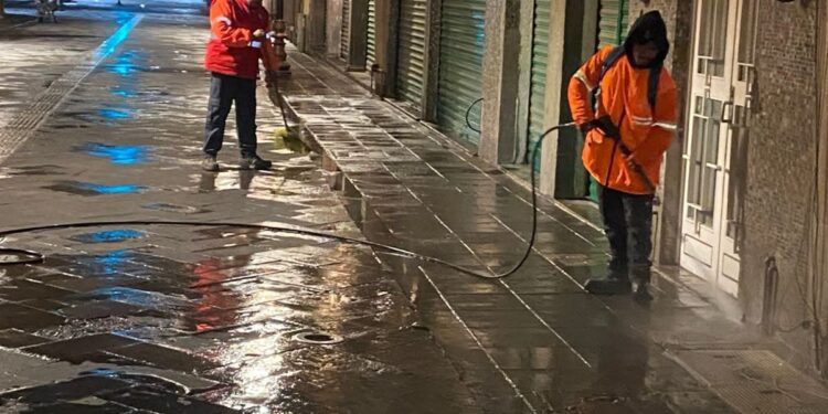 Gobierno de la Capital realiza labores nocturnas de limpieza en el Centro Histórico