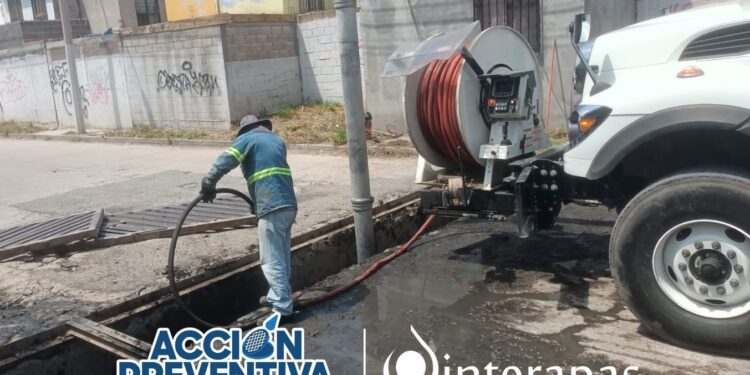 Interapas retira 5 toneladas de basura y lodo de rejillas pluviales en El Aguaje