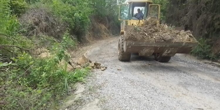 GOBIERNO ESTATAL ATIENDE CAMINOS AFECTADOS POR LAS LLUVIAS