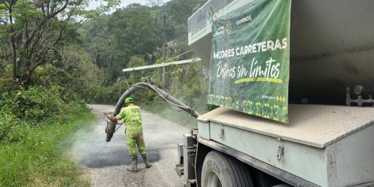 GOBIERNO ESTATAL DA MANTENIMIENTO A CAMINOS DE XILITLA