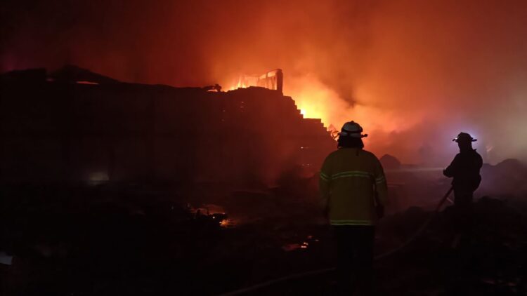 GOBIERNO ESTATAL SUMA ESFUERZOS EN CONTROL DE INCENDIO EN RECICLADORA DE VILLA DE POZOS