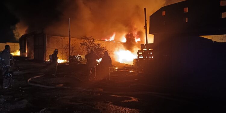 GOBIERNO ESTATAL SUMA ESFUERZOS EN CONTROL DE INCENDIO EN RECICLADORA DE VILLA DE POZOS