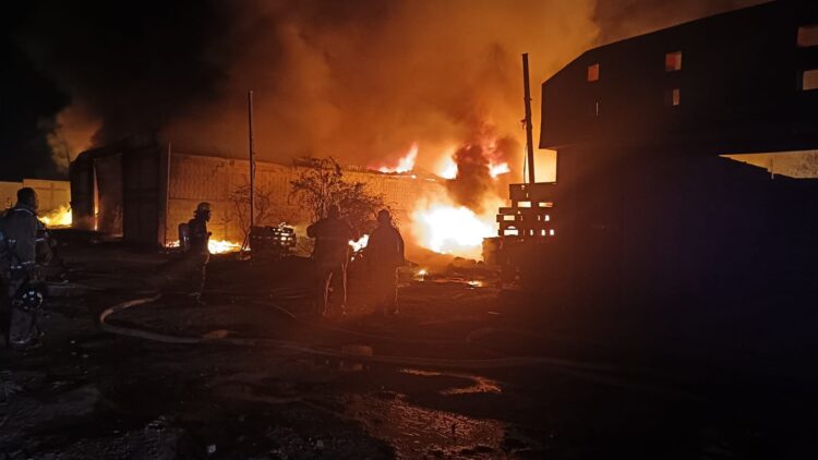 GOBIERNO ESTATAL SUMA ESFUERZOS EN CONTROL DE INCENDIO EN RECICLADORA DE VILLA DE POZOS