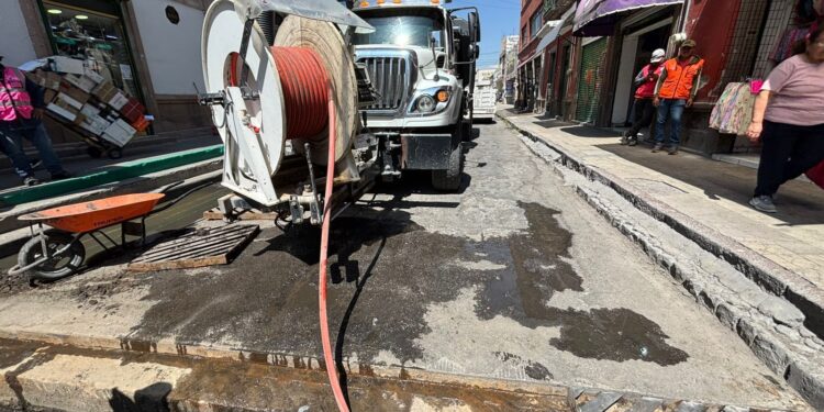 En jornada de limpieza, Interapas retira 120 kilos de basura y grasa en el Centro Histórico