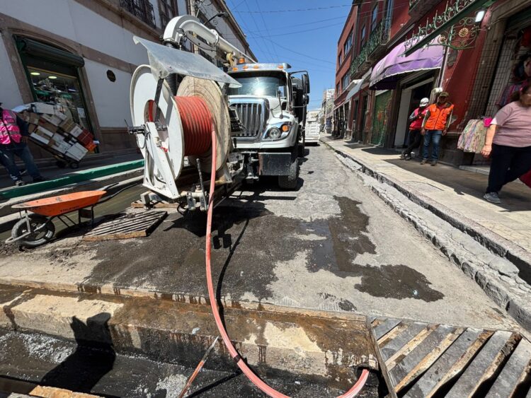 En jornada de limpieza, Interapas retira 120 kilos de basura y grasa en el Centro Histórico