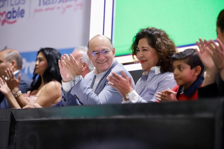 Galindo reconoce y premia a maestros que enseñan, inspiran y encauzan a nuestra niñez