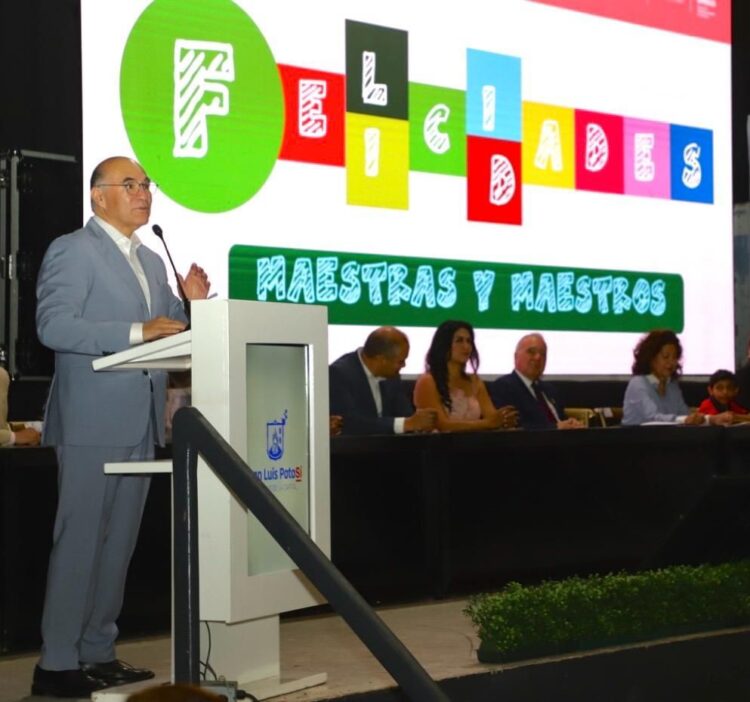 Galindo reconoce y premia a maestros que enseñan, inspiran y encauzan a nuestra niñez