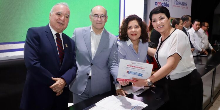 Galindo reconoce y premia a maestros que enseñan, inspiran y encauzan a nuestra niñez