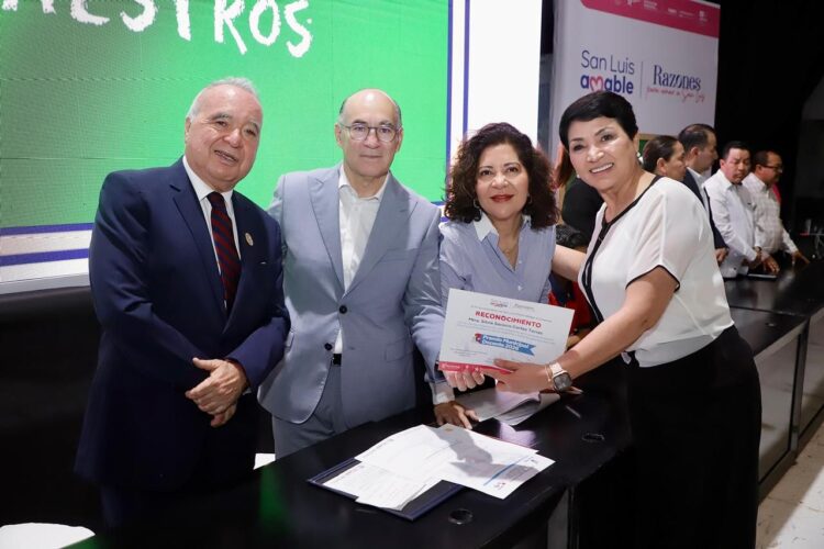 Galindo reconoce y premia a maestros que enseñan, inspiran y encauzan a nuestra niñez