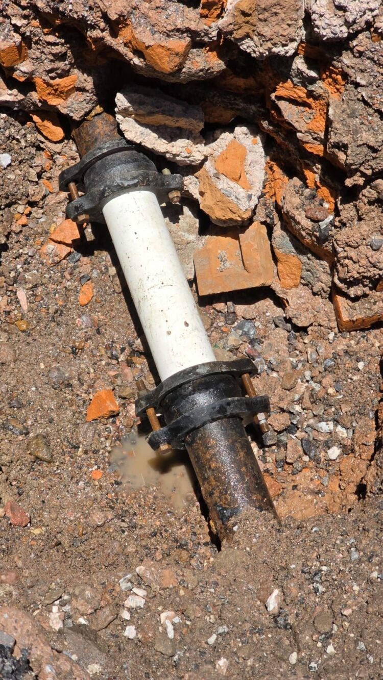INTERAPAS repara fuga de agua frente a la Alameda Juan Sarabia