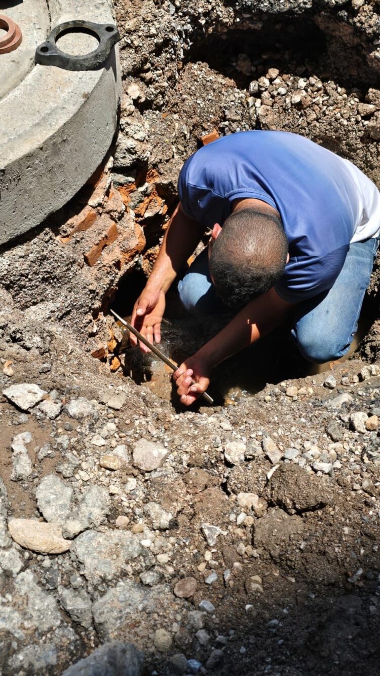 INTERAPAS repara fuga de agua frente a la Alameda Juan Sarabia