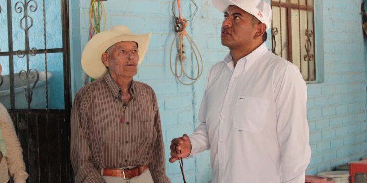 ISMAEL HERNÁNDEZ ENTREGA APOYOS A FAMILIAS AFECTADAS POR GRANIZADA EN PRESA DEL ORGANITO