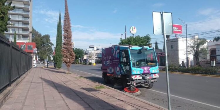 Desde el amanecer, barredora mecánica trabaja para mantener limpia San Luis Capital