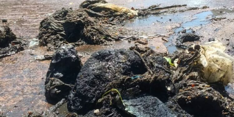 Continúan tapones de basura en drenaje; Interapas libera red en Rural Atlas