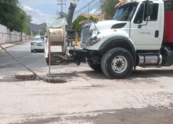 Interapas continúa con jornadas de limpieza preventiva de drenajes en la zona sur
