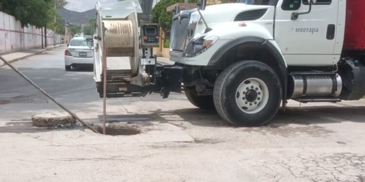Interapas continúa con jornadas de limpieza preventiva de drenajes en la zona sur