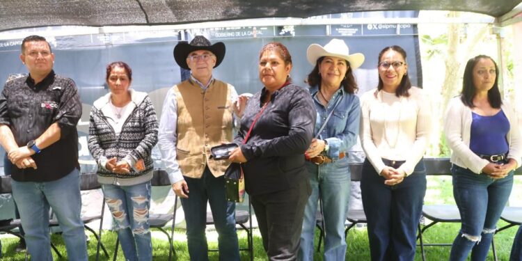 Estela Arriaga, Presidenta del DIF Municipal, entrega lentes a habitantes de Bocas