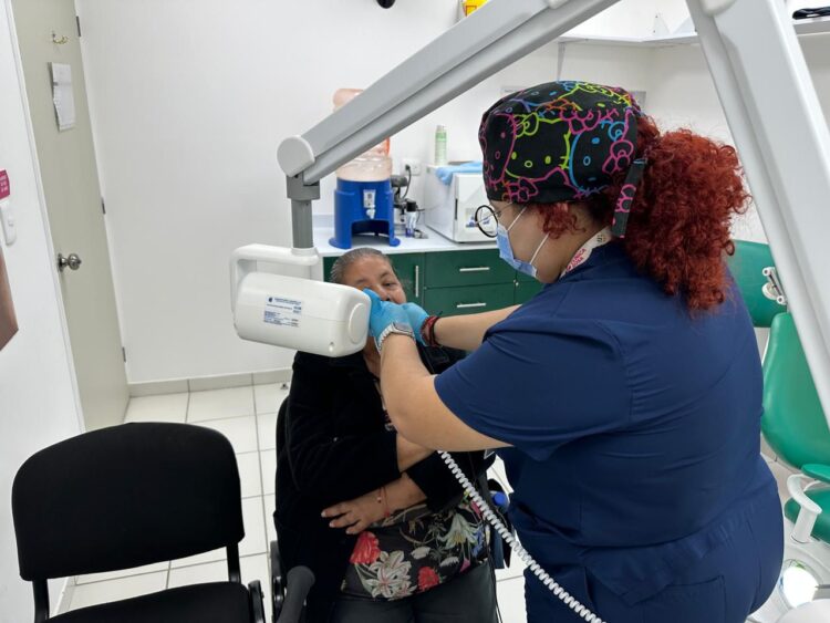 GOBIERNO ESTATAL ACERCA ATENCIÓN MÉDICA GRATUITA A FAMILIAS DE TIERRA NUEVA