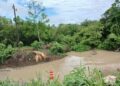 GOBIERNO ESTATAL MANTIENE CERRADO PASO EN PUENTE DEL EJE XOLOL-TAMUÍN POR CRECIENTE DE AGUA