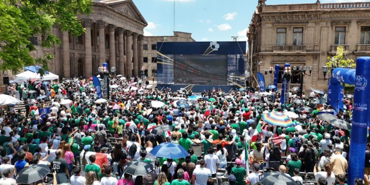 Más de 10 mil asistentes abarrotan el Centro Histórico en el triunfo de México