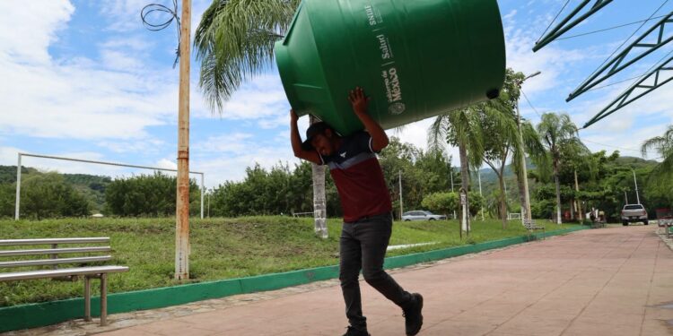 GOBIERNO ESTATAL ACERCA TINACOS A FAMILIAS POTOSINAS